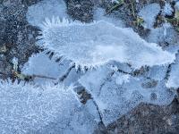 Eisteile umgeben von vielen Eisnadeln